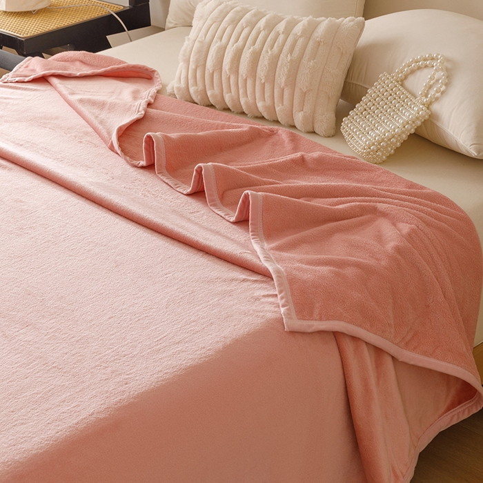 91家纺网 家纺一手货源 找家纺 悦然毛巾被 2025新款300克印花牛奶绒盖毯休闲毯素色毛毯毯子 甜粉