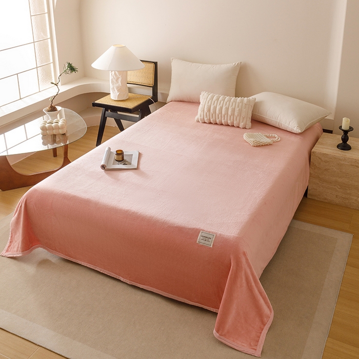 91家纺网 家纺一手货源 找家纺 悦然毛巾被 2025新款300克印花牛奶绒盖毯休闲毯素色毛毯毯子 甜粉