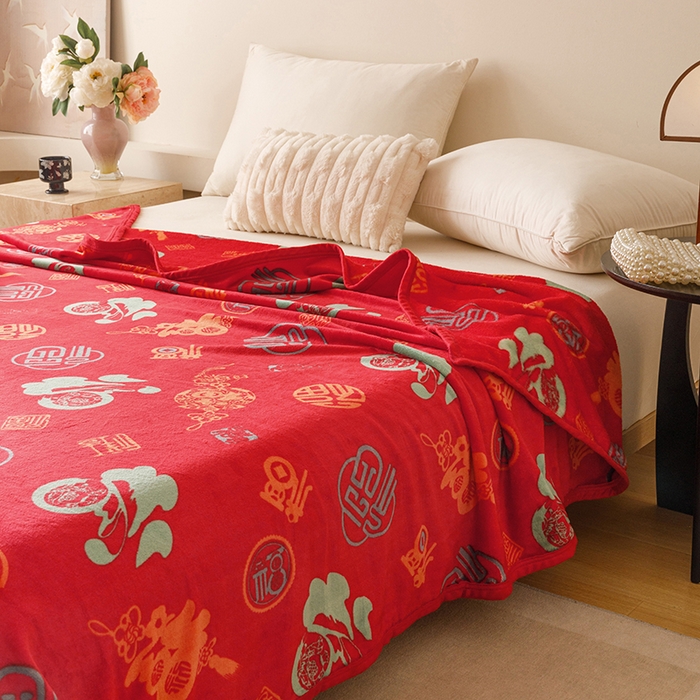 91家纺网 家纺一手货源 找家纺 悦然毛巾被 2025新款300克印花牛奶绒盖毯休闲毯素色毛毯毯子 百福毯红