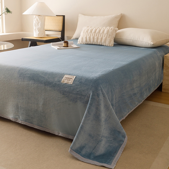 91家纺网 家纺一手货源 找家纺 悦然毛巾被 2025新款300克印花牛奶绒盖毯休闲毯素色毛毯毯子 浅蓝