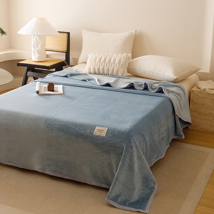 91家纺网 家纺一手货源 找家纺 悦然毛巾被 2025新款300克印花牛奶绒盖毯休闲毯素色毛毯毯子 浅蓝