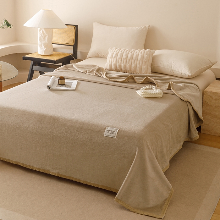 91家纺网 家纺一手货源 找家纺 悦然毛巾被 2025新款300克印花牛奶绒盖毯休闲毯素色毛毯毯子 玉白