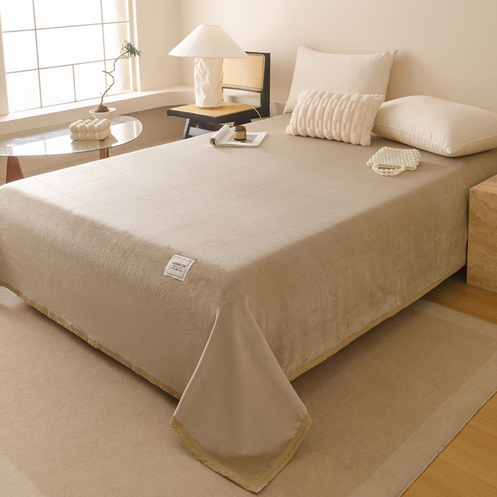 91家纺网 家纺一手货源 找家纺 悦然毛巾被 2025新款300克印花牛奶绒盖毯休闲毯素色毛毯毯子 玉白