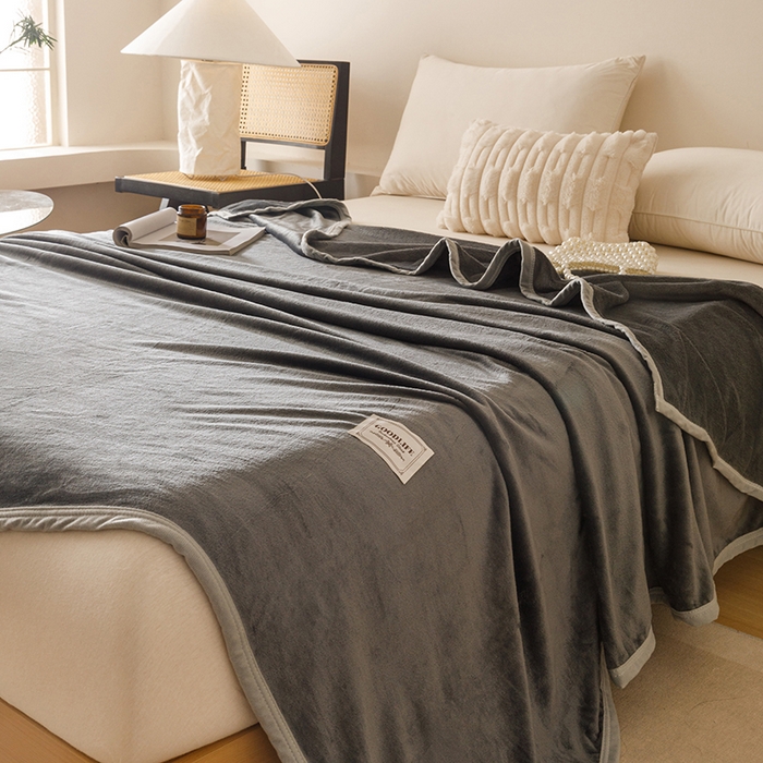 91家纺网 家纺一手货源 找家纺 悦然毛巾被 2025新款300克印花牛奶绒盖毯休闲毯素色毛毯毯子 深灰