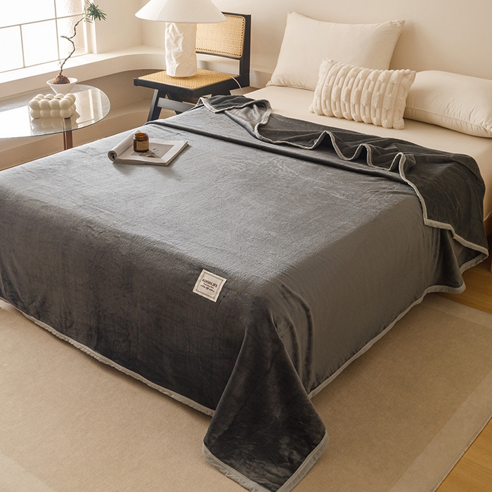 91家纺网 家纺一手货源 找家纺 悦然毛巾被 2025新款300克印花牛奶绒盖毯休闲毯素色毛毯毯子 深灰