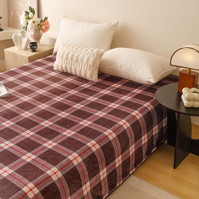 91家纺网 家纺一手货源 找家纺 悦然毛巾被 2025新款300克印花牛奶绒盖毯休闲毯素色毛毯毯子 流光格咖