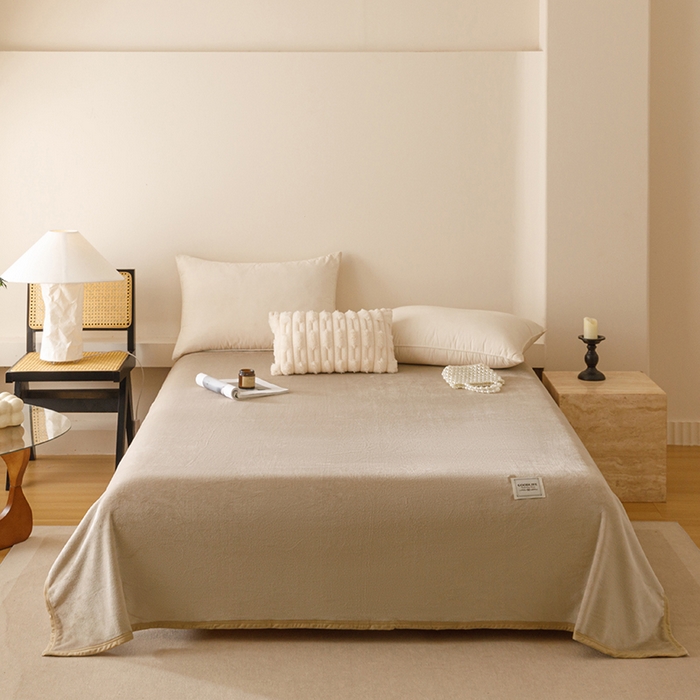 91家纺网 家纺一手货源 找家纺 悦然毛巾被 2025新款300克印花牛奶绒盖毯休闲毯素色毛毯毯子 玉白