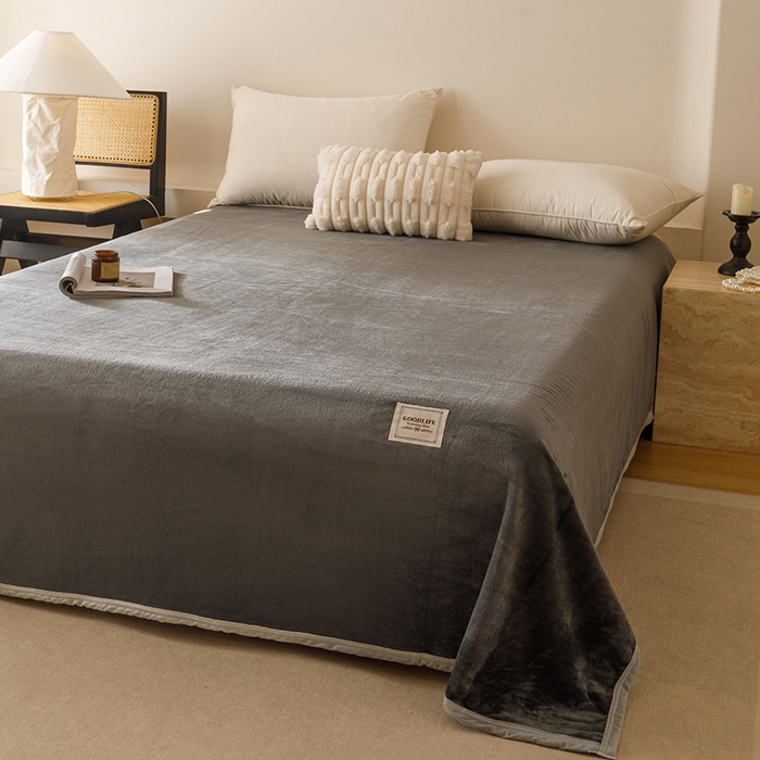 91家纺网 家纺一手货源 找家纺 悦然毛巾被 2025新款300克印花牛奶绒盖毯休闲毯素色毛毯毯子 深灰