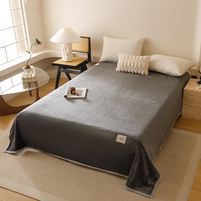 91家纺网 家纺一手货源 找家纺 悦然毛巾被 2025新款300克印花牛奶绒盖毯休闲毯素色毛毯毯子 深灰
