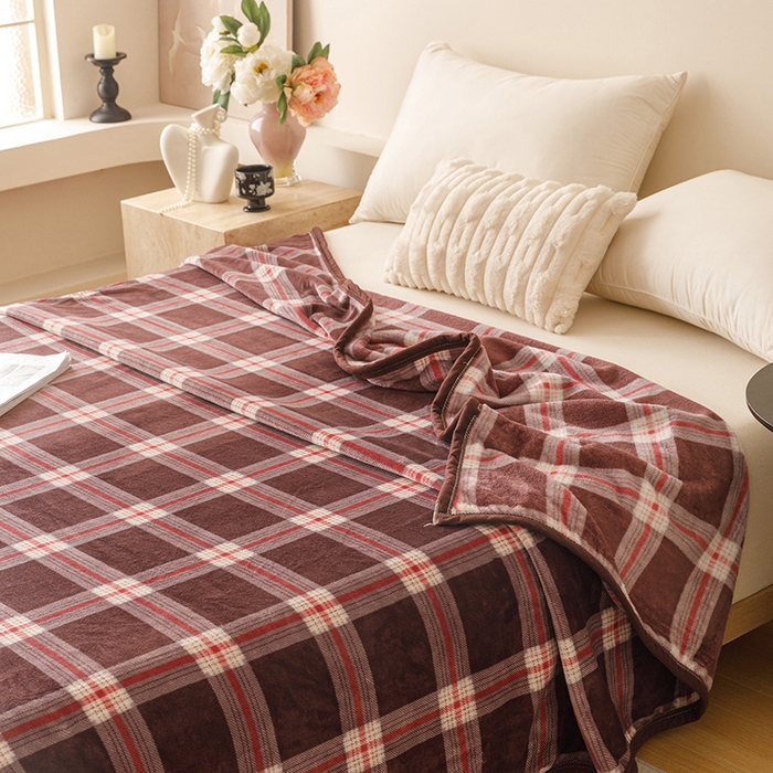 91家纺网 家纺一手货源 找家纺 悦然毛巾被 2025新款300克印花牛奶绒盖毯休闲毯素色毛毯毯子 流光格咖