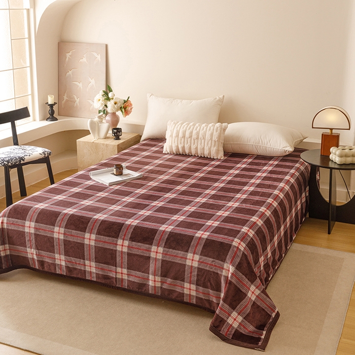 91家纺网 家纺一手货源 找家纺 悦然毛巾被 2025新款300克印花牛奶绒盖毯休闲毯素色毛毯毯子 流光格咖