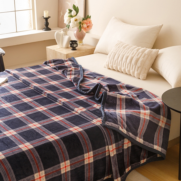 91家纺网 家纺一手货源 找家纺 悦然毛巾被 2025新款300克印花牛奶绒盖毯休闲毯素色毛毯毯子 流光格蓝