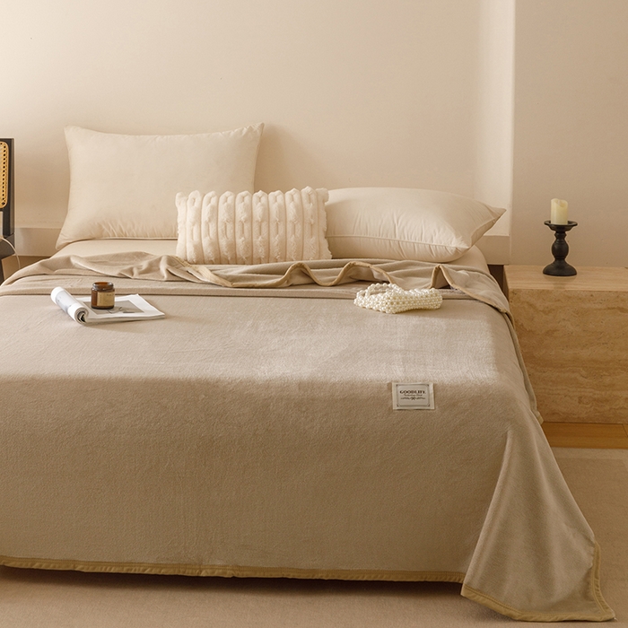 91家纺网 家纺一手货源 找家纺 悦然毛巾被 2025新款300克印花牛奶绒盖毯休闲毯素色毛毯毯子 玉白