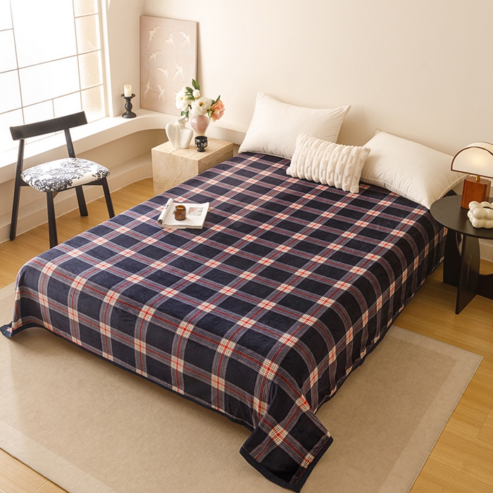 91家纺网 家纺一手货源 找家纺 悦然毛巾被 2025新款300克印花牛奶绒盖毯休闲毯素色毛毯毯子 流光格蓝