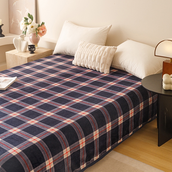 91家纺网 家纺一手货源 找家纺 悦然毛巾被 2025新款300克印花牛奶绒盖毯休闲毯素色毛毯毯子 流光格蓝