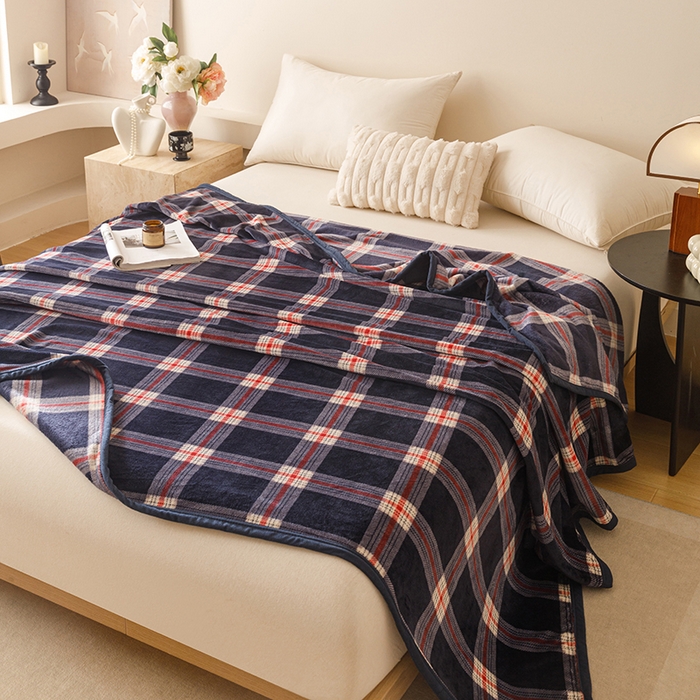 91家纺网 家纺一手货源 找家纺 悦然毛巾被 2025新款300克印花牛奶绒盖毯休闲毯素色毛毯毯子 流光格蓝