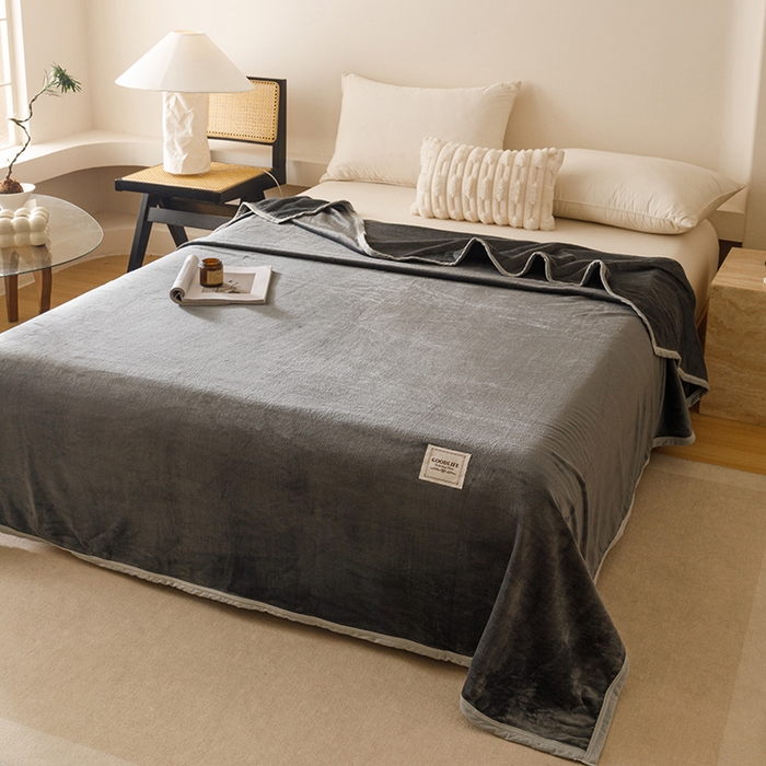 91家纺网 家纺一手货源 找家纺 悦然毛巾被 2025新款300克印花牛奶绒盖毯休闲毯素色毛毯毯子 深灰