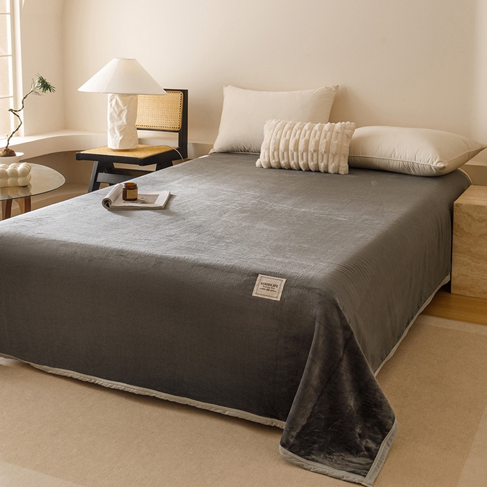 91家纺网 家纺一手货源 找家纺 悦然毛巾被 2025新款300克印花牛奶绒盖毯休闲毯素色毛毯毯子 深灰