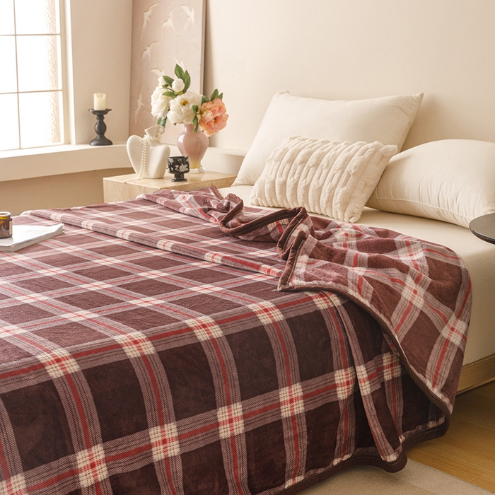 91家纺网 家纺一手货源 找家纺 悦然毛巾被 2025新款300克印花牛奶绒盖毯休闲毯素色毛毯毯子 流光格咖