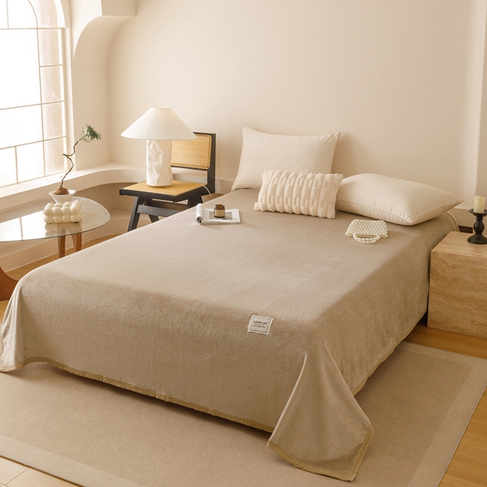 91家纺网 家纺一手货源 找家纺 悦然毛巾被 2025新款300克印花牛奶绒盖毯休闲毯素色毛毯毯子 玉白