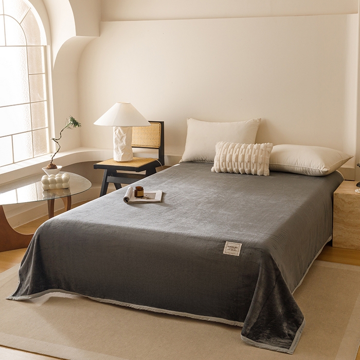 91家纺网 家纺一手货源 找家纺 悦然毛巾被 2025新款300克印花牛奶绒盖毯休闲毯素色毛毯毯子 深灰