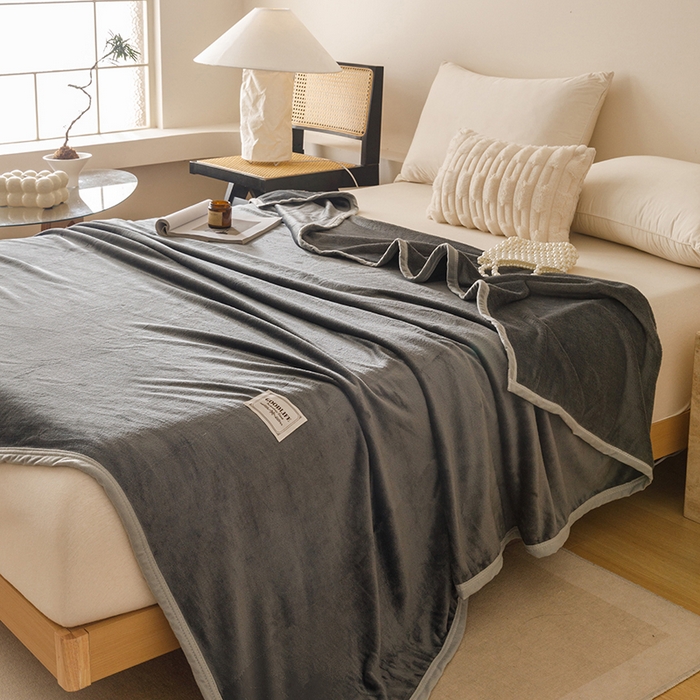 91家纺网 家纺一手货源 找家纺 悦然毛巾被 2025新款300克印花牛奶绒盖毯休闲毯素色毛毯毯子 深灰