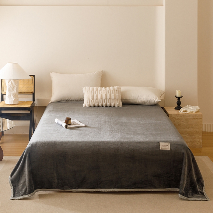 91家纺网 家纺一手货源 找家纺 悦然毛巾被 2025新款300克印花牛奶绒盖毯休闲毯素色毛毯毯子 深灰