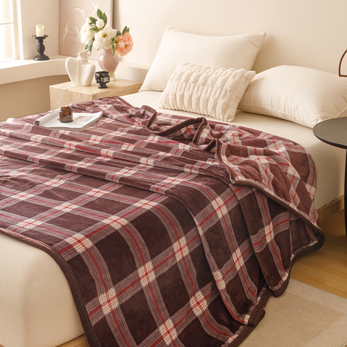 91家纺网 家纺一手货源 找家纺 悦然毛巾被 2025新款300克印花牛奶绒盖毯休闲毯素色毛毯毯子 流光格咖