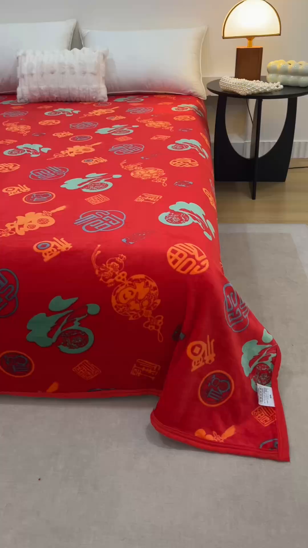 91家纺网 家纺一手货源 找家纺 悦然毛巾被 2025新款300克印花牛奶绒盖毯休闲毯素色毛毯毯子 百福毯红