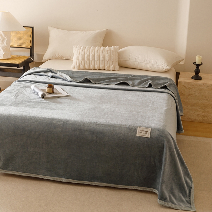 91家纺网 家纺一手货源 找家纺 悦然毛巾被 2025新款300克印花牛奶绒盖毯休闲毯素色毛毯毯子 银灰