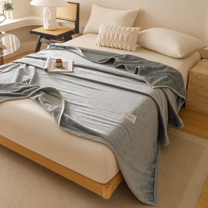 91家纺网 家纺一手货源 找家纺 悦然毛巾被 2025新款300克印花牛奶绒盖毯休闲毯素色毛毯毯子 银灰