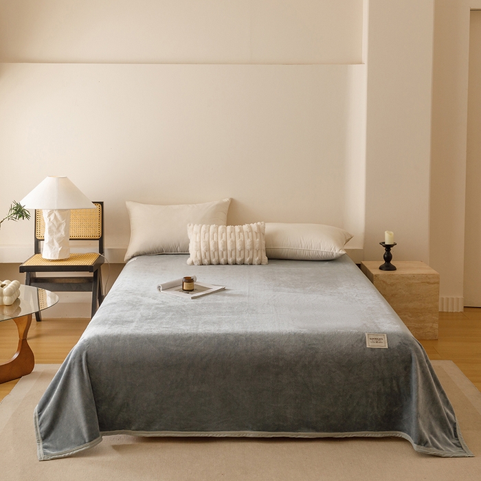 91家纺网 家纺一手货源 找家纺 悦然毛巾被 2025新款300克印花牛奶绒盖毯休闲毯素色毛毯毯子 银灰