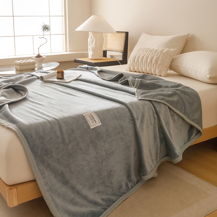 91家纺网 家纺一手货源 找家纺 悦然毛巾被 2025新款300克印花牛奶绒盖毯休闲毯素色毛毯毯子 银灰