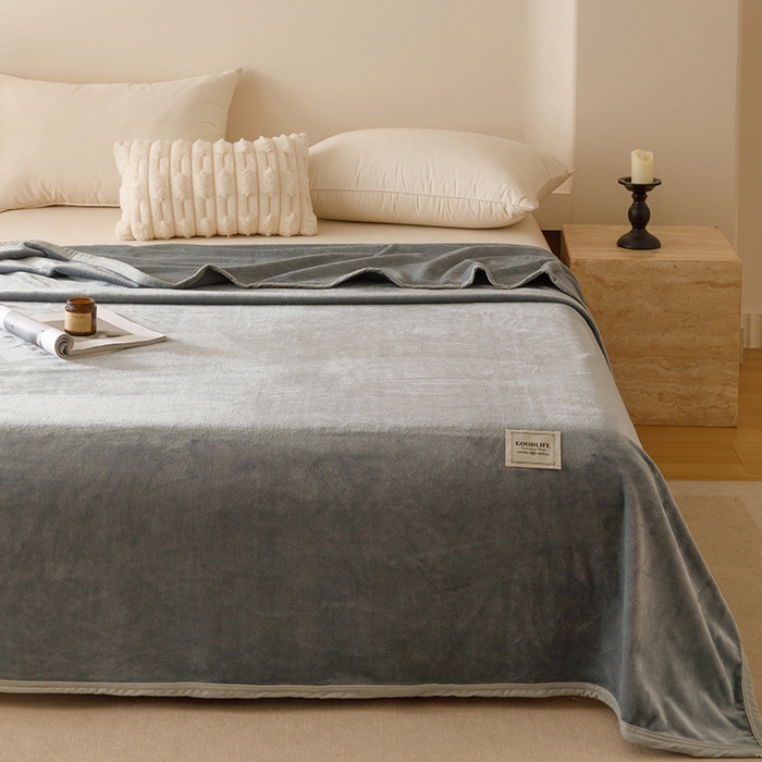 91家纺网 家纺一手货源 找家纺 悦然毛巾被 2025新款300克印花牛奶绒盖毯休闲毯素色毛毯毯子 银灰