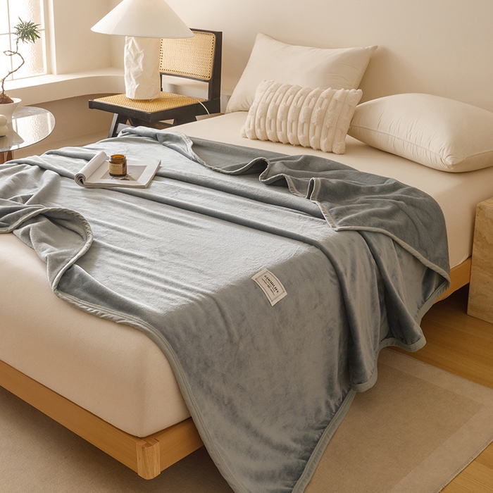 91家纺网 家纺一手货源 找家纺 悦然毛巾被 2025新款300克印花牛奶绒盖毯休闲毯素色毛毯毯子 银灰