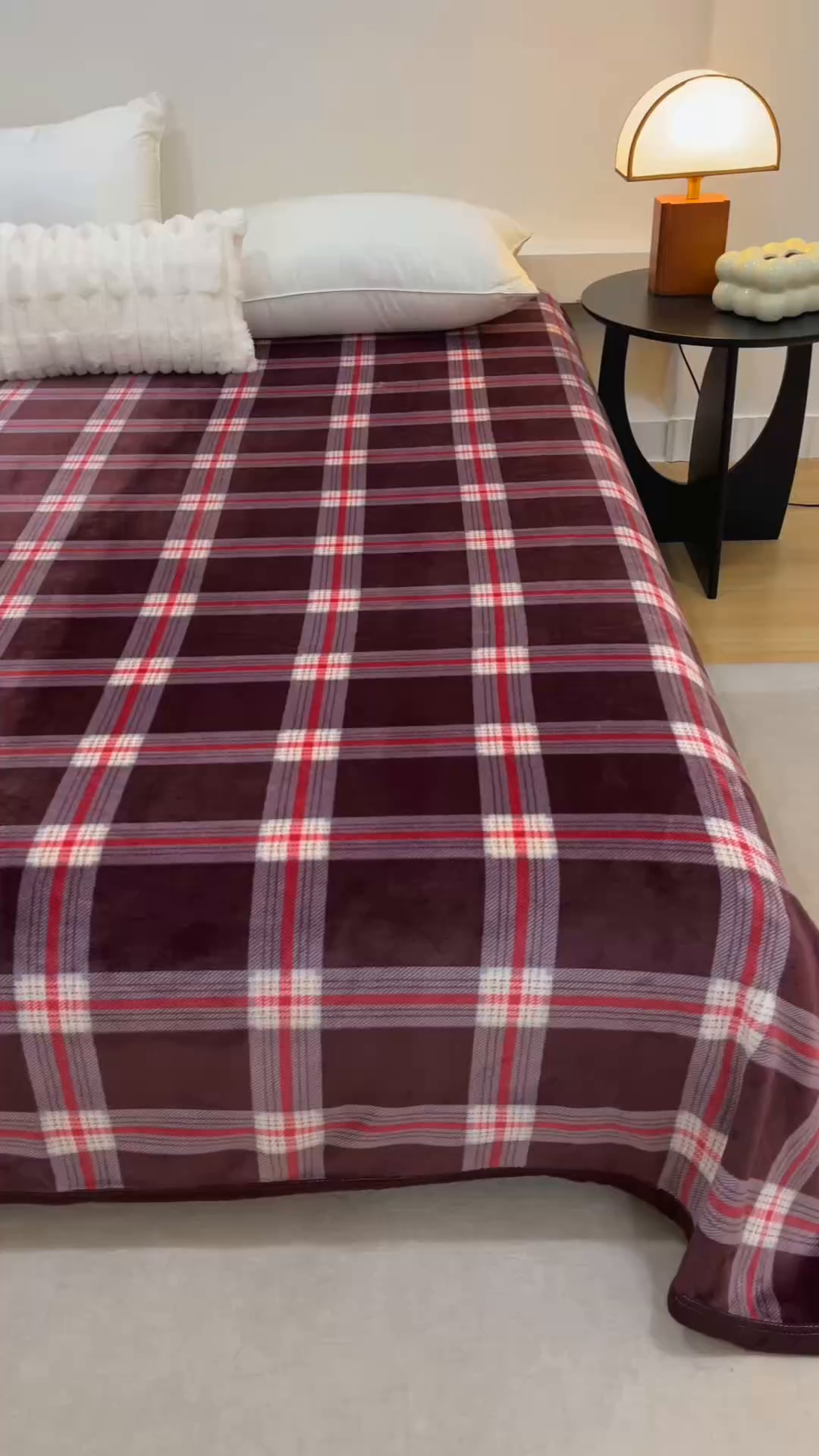 91家纺网 家纺一手货源 找家纺 悦然毛巾被 2025新款300克印花牛奶绒盖毯休闲毯素色毛毯毯子 流光格咖