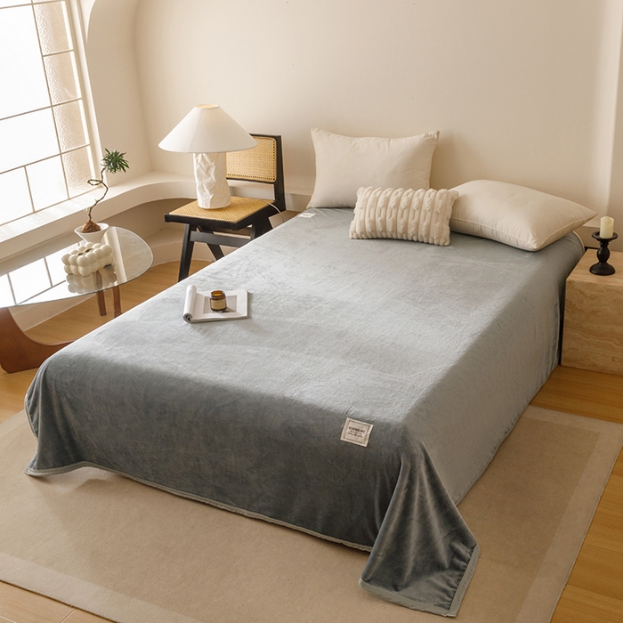 91家纺网 家纺一手货源 找家纺 悦然毛巾被 2025新款300克印花牛奶绒盖毯休闲毯素色毛毯毯子 银灰