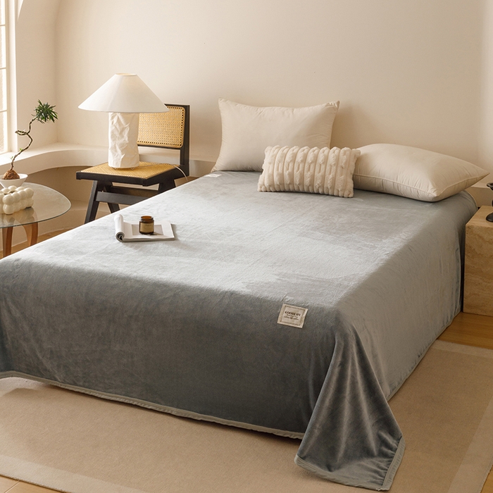 91家纺网 家纺一手货源 找家纺 悦然毛巾被 2025新款300克印花牛奶绒盖毯休闲毯素色毛毯毯子 银灰