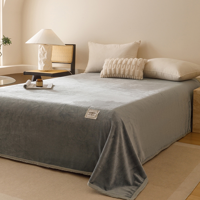 91家纺网 家纺一手货源 找家纺 悦然毛巾被 2025新款300克印花牛奶绒盖毯休闲毯素色毛毯毯子 银灰