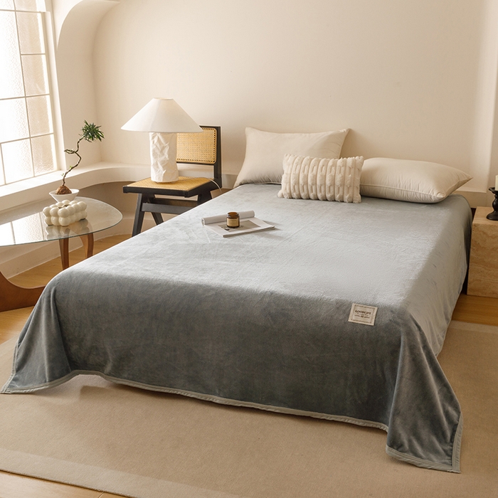 91家纺网 家纺一手货源 找家纺 悦然毛巾被 2025新款300克印花牛奶绒盖毯休闲毯素色毛毯毯子 银灰