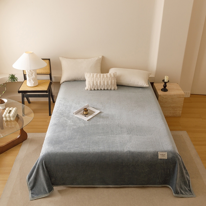 91家纺网 家纺一手货源 找家纺 悦然毛巾被 2025新款300克印花牛奶绒盖毯休闲毯素色毛毯毯子 银灰