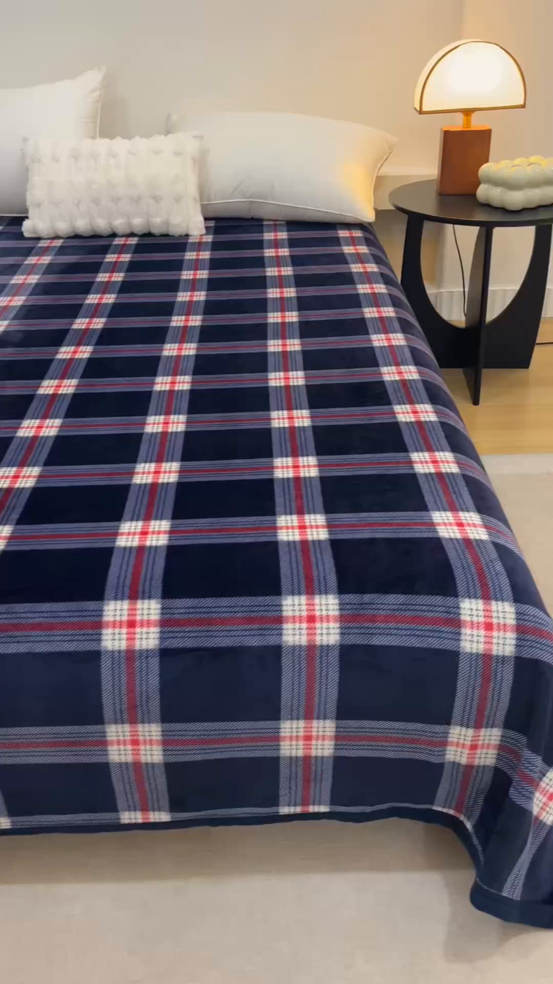 91家纺网 家纺一手货源 找家纺 悦然毛巾被 2025新款300克印花牛奶绒盖毯休闲毯素色毛毯毯子 流光格蓝