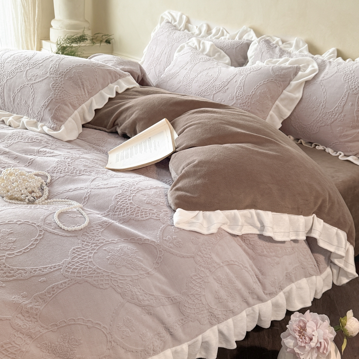 91家纺网 家纺一手货源 找家纺 （总）慕澄家纺 2025新款高克重牛奶绒花边款雕花四件套