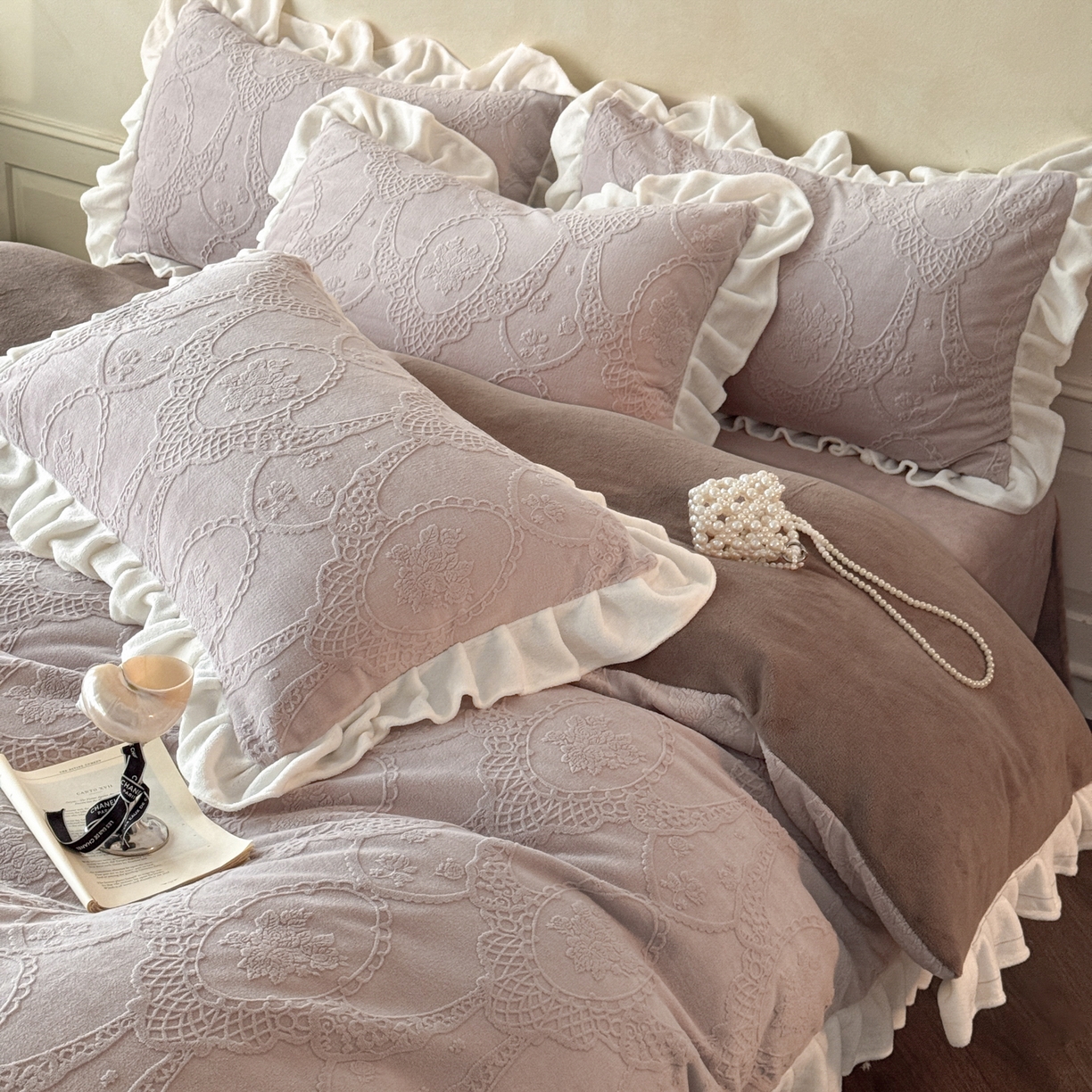 91家纺网 家纺一手货源 找家纺 （总）慕澄家纺 2025新款高克重牛奶绒花边款雕花四件套