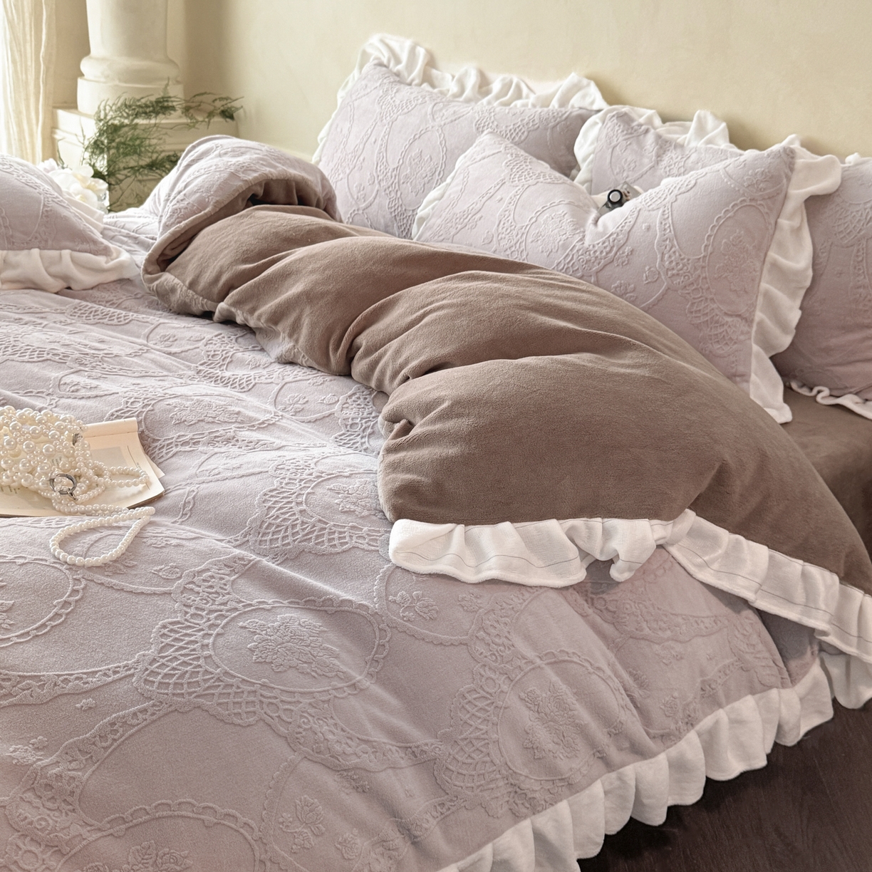 91家纺网 家纺一手货源 找家纺 （总）慕澄家纺 2025新款高克重牛奶绒花边款雕花四件套