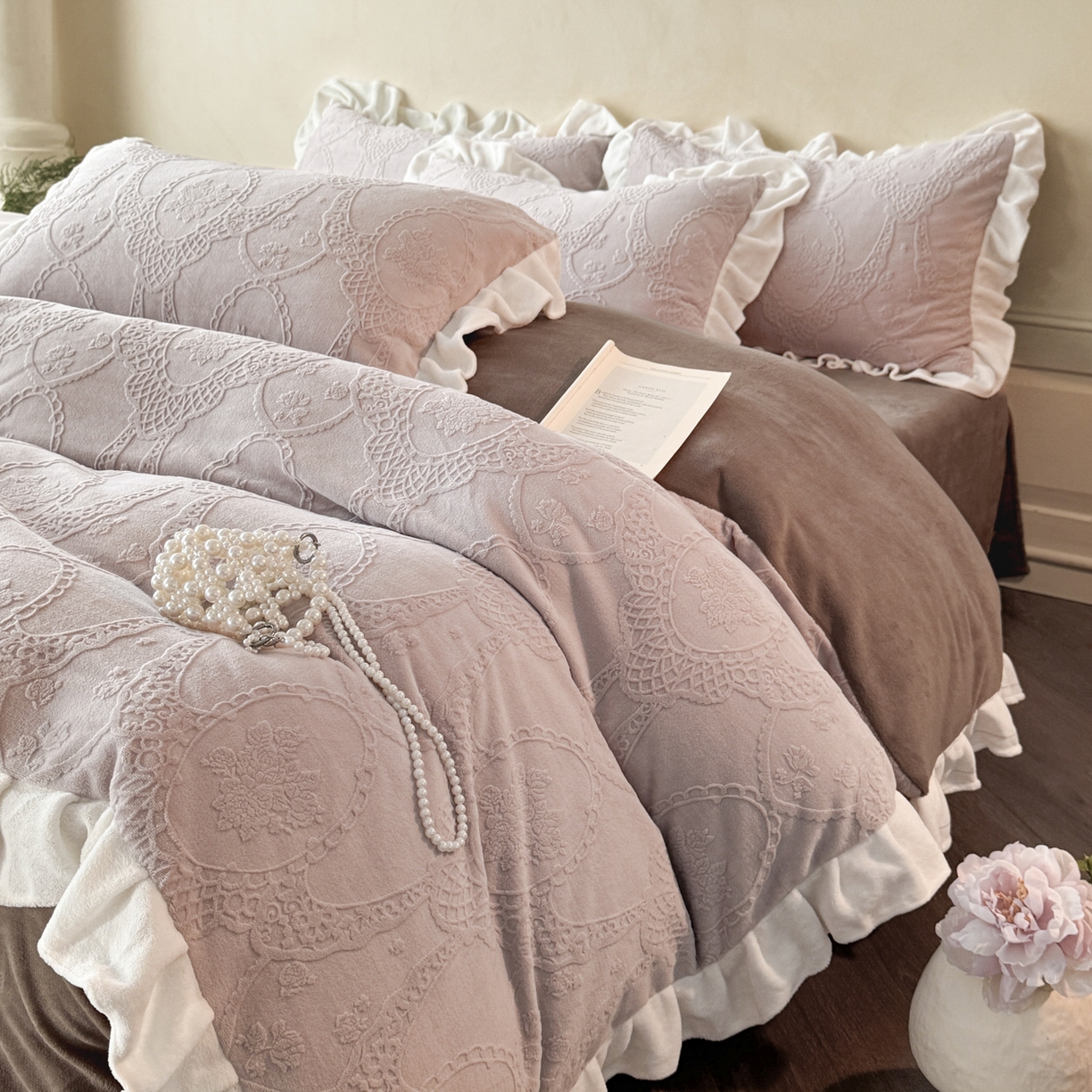 91家纺网 家纺一手货源 找家纺 （总）慕澄家纺 2025新款高克重牛奶绒花边款雕花四件套