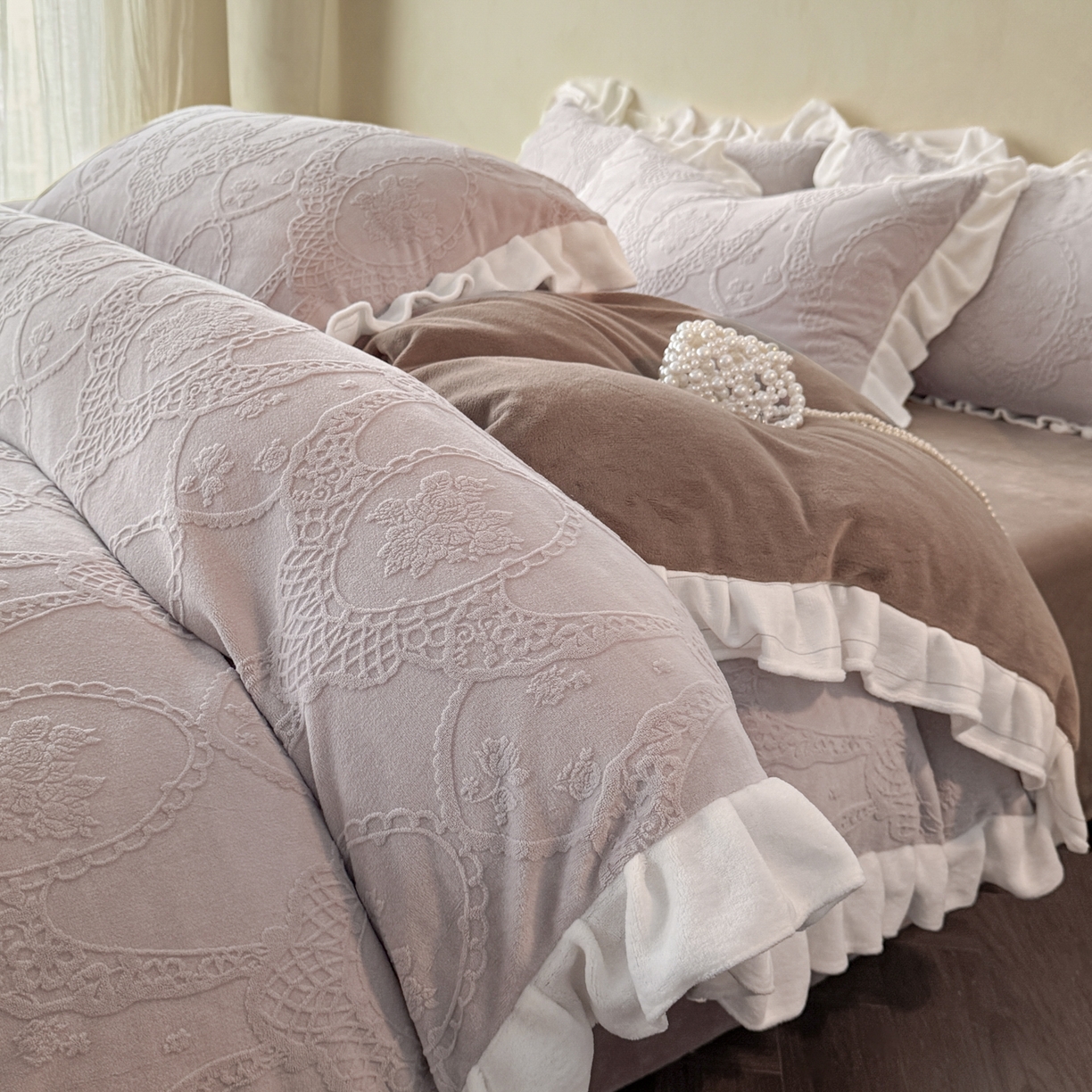 91家纺网 家纺一手货源 找家纺 （总）慕澄家纺 2025新款高克重牛奶绒花边款雕花四件套