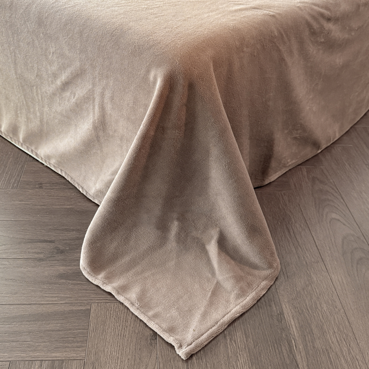 91家纺网 家纺一手货源 找家纺 （总）慕澄家纺 2025新款高克重牛奶绒花边款雕花四件套