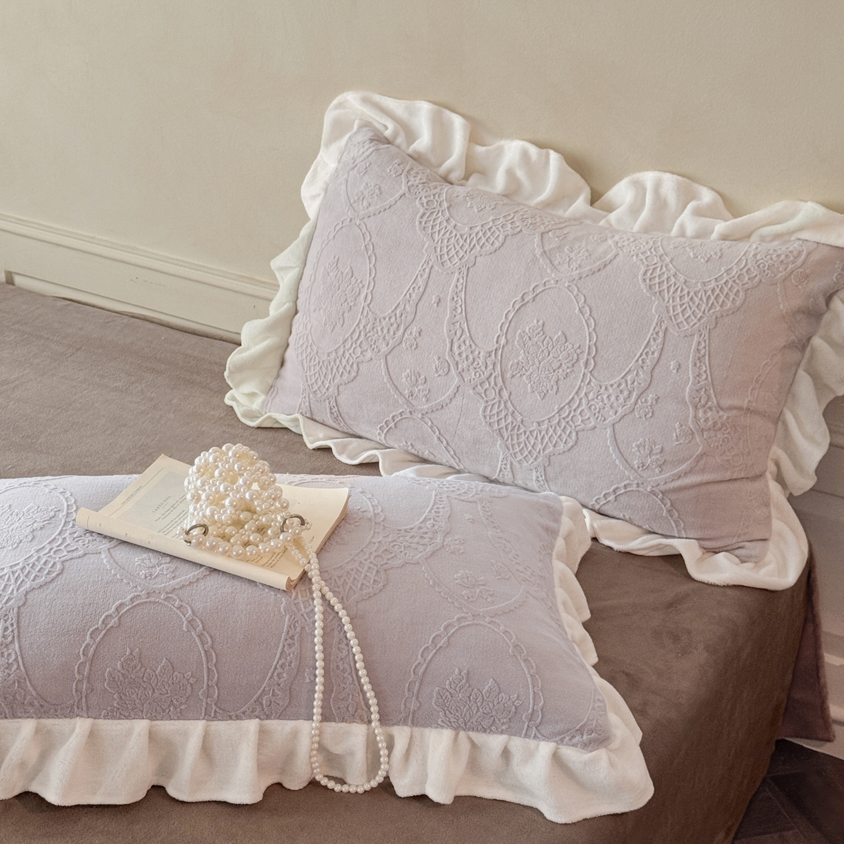 91家纺网 家纺一手货源 找家纺 （总）慕澄家纺 2025新款高克重牛奶绒花边款雕花四件套