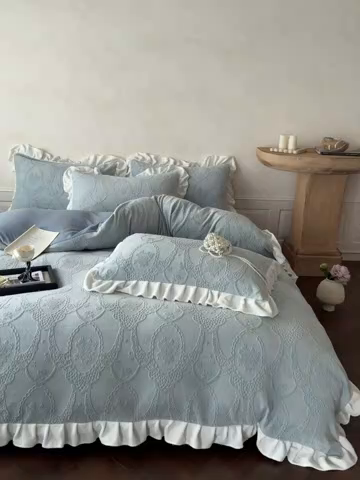 91家纺网 家纺一手货源 找家纺 慕澄家纺 2025新款高克重牛奶绒花边款雕花四件套 安娜-浅蓝